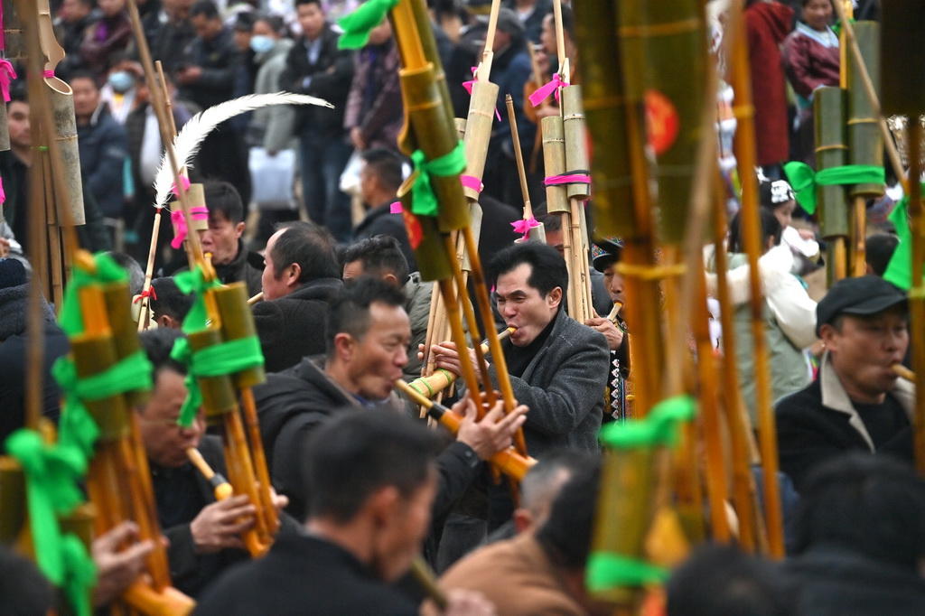 2月5日，人們在融水苗族自治縣桿洞鄉百鳥衣蘆笙坡會上吹蘆笙。新華社記者 黃孝邦 攝