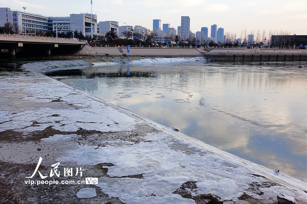 2025年2月6日，山東青島西海岸新區唐島灣海濱出現大片海冰。
