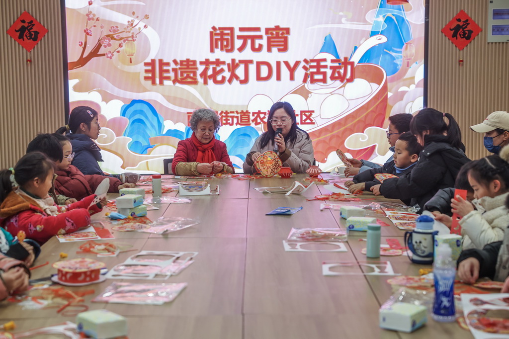 2月6日，嘉興市南湖區南湖街道農翔社區的志愿者帶領居民一起做元宵花燈。