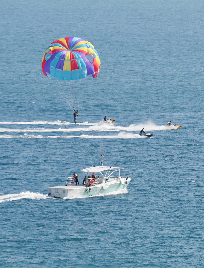 2月6日，游客在三亞市大東海景區體驗海上項目。
