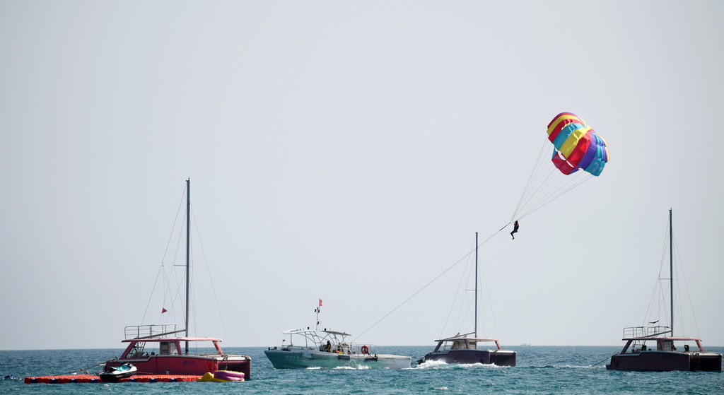2月6日，游客在三亞市大東海景區體驗海上項目。