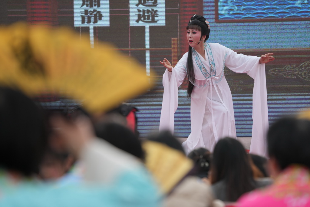 在紹興市嵊州市三江街道橋里村舉行的戲劇村晚中，文化特派員過君英演唱越劇《花中君子》選段（1月21日攝）。