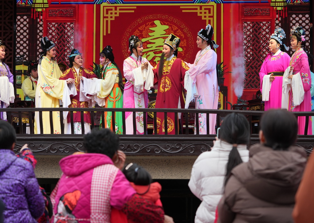 在紹興市柯橋區夏履鎮蓮增村，民間越劇團晶蕾藝術團為村民表演越劇《五女拜壽》（1月25日攝）。