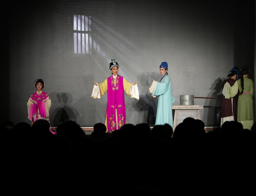 在紹興市嵊州市三界鎮清水塘村文化禮堂，下鄉演出的嵊州市越劇團為鄉親演出越劇《雙橋結親》（1月21日攝）。