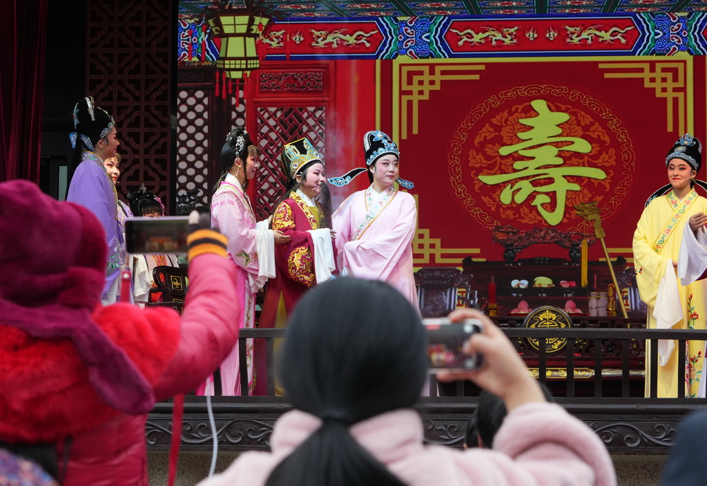 在紹興市柯橋區夏履鎮蓮增村，民間越劇團晶蕾藝術團為村民表演越劇《五女拜壽》（1月25日攝）。