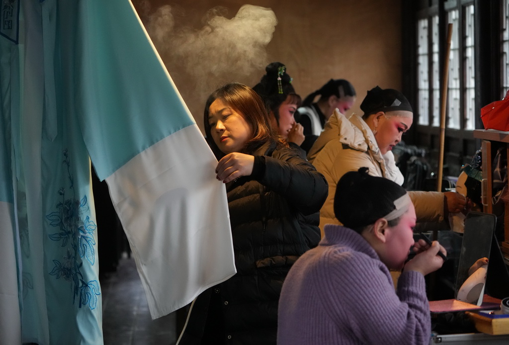 在紹興市柯橋區夏履鎮蓮增村，民間越劇團晶蕾藝術團成員在為表演越劇《五女拜壽》做準備（1月25日攝）。