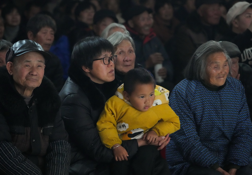 在紹興市嵊州市三界鎮清水塘村文化禮堂，村民在觀看嵊州市越劇團下鄉演出的越劇《雙橋結親》（1月21日攝）。