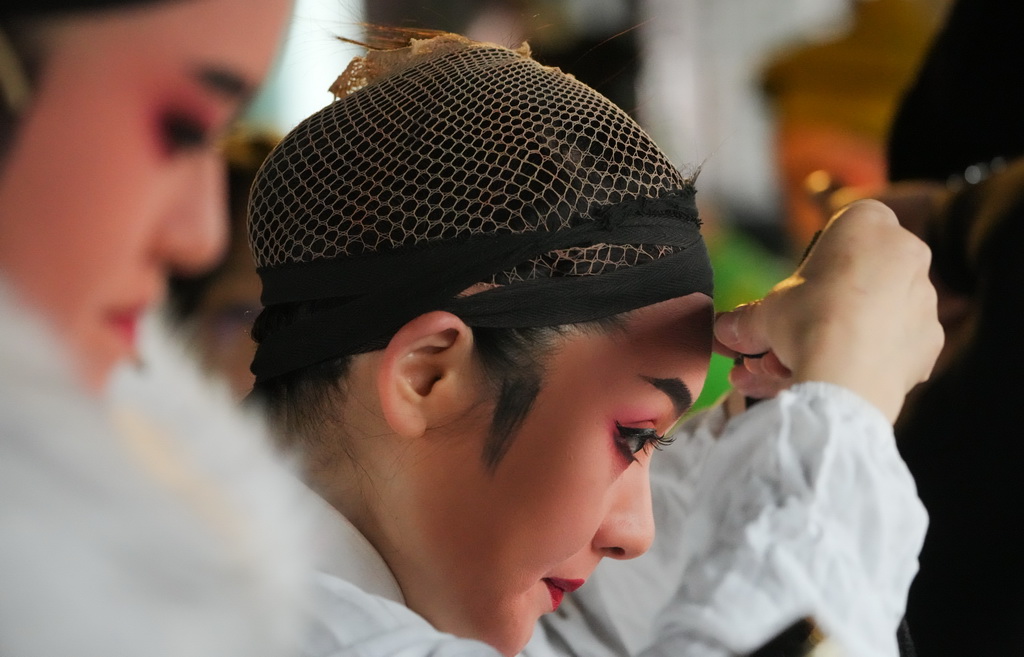 在紹興市柯橋區夏履鎮蓮增村，民間越劇團晶蕾藝術團的演員在為表演越劇《五女拜壽》做準備（1月25日攝）。