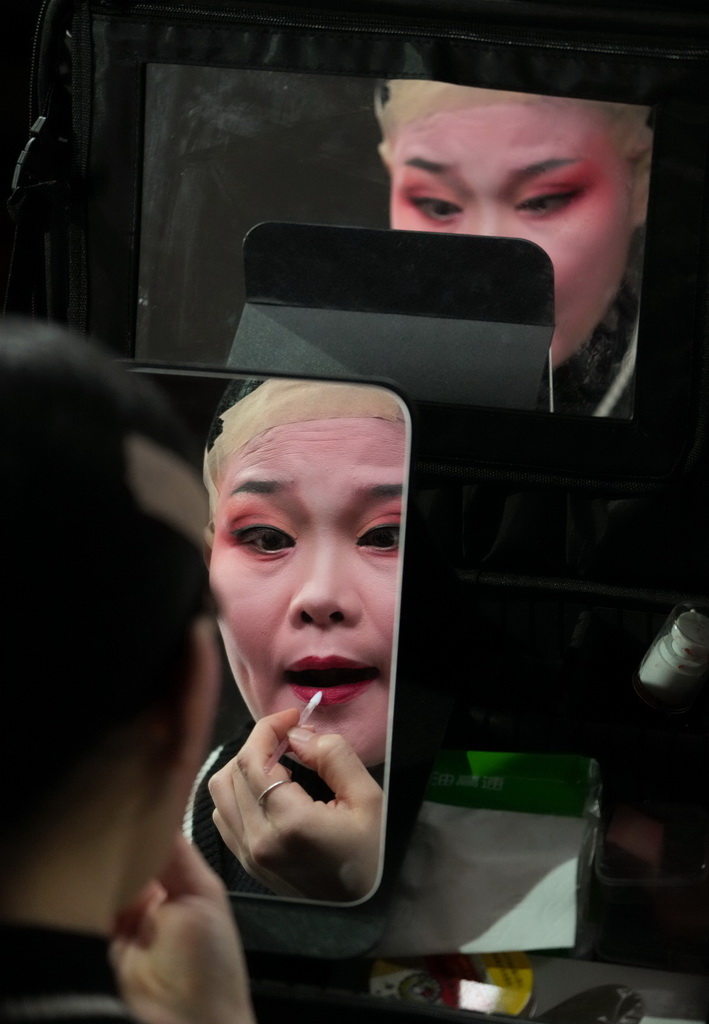 在紹興市柯橋區夏履鎮蓮增村，民間越劇團晶蕾藝術團的演員在為表演越劇《五女拜壽》做準備（1月25日攝）。