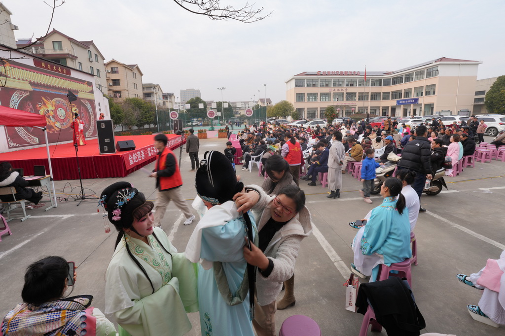 紹興市嵊州市三江街道橋里村的戲劇村晚（1月21日攝）。