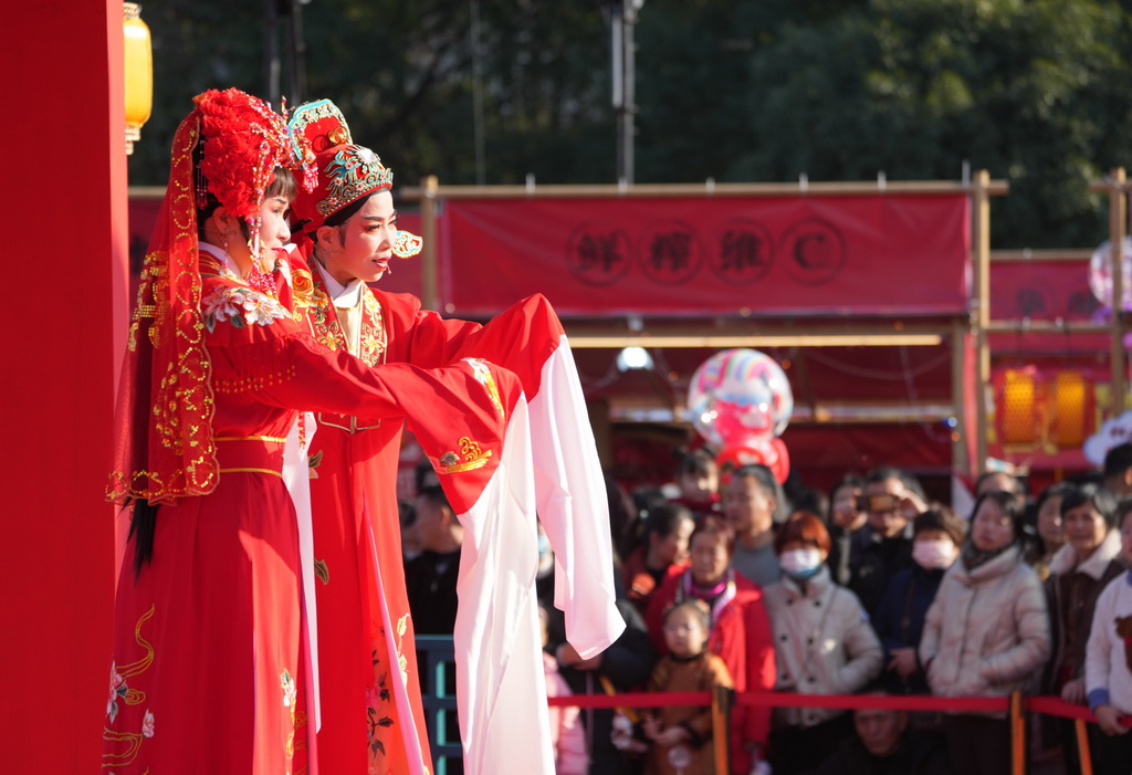 在紹興市越城區，演員在“紹興古城過大年”活動上表演越劇《何文秀》選段（1月29日攝）。