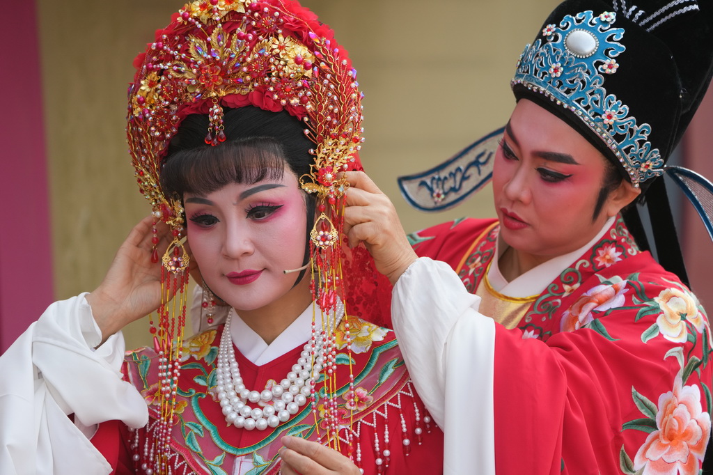 在紹興市嵊州市三江街道橋里村舉行的戲劇村晚中，上東潭村村民、越劇愛好者袁軍燕（后）和搭檔陳月萍在表演越劇《孔雀東南飛》選段前做準備（1月21日攝）。