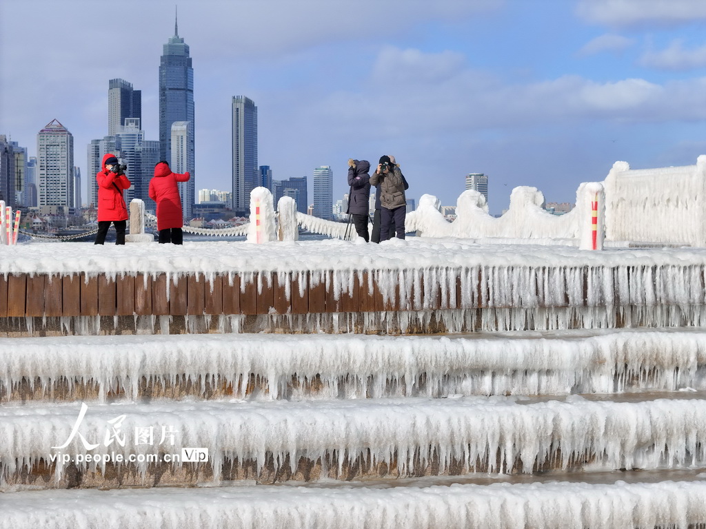 山東煙臺：寒潮過境 海濱現冰凌
