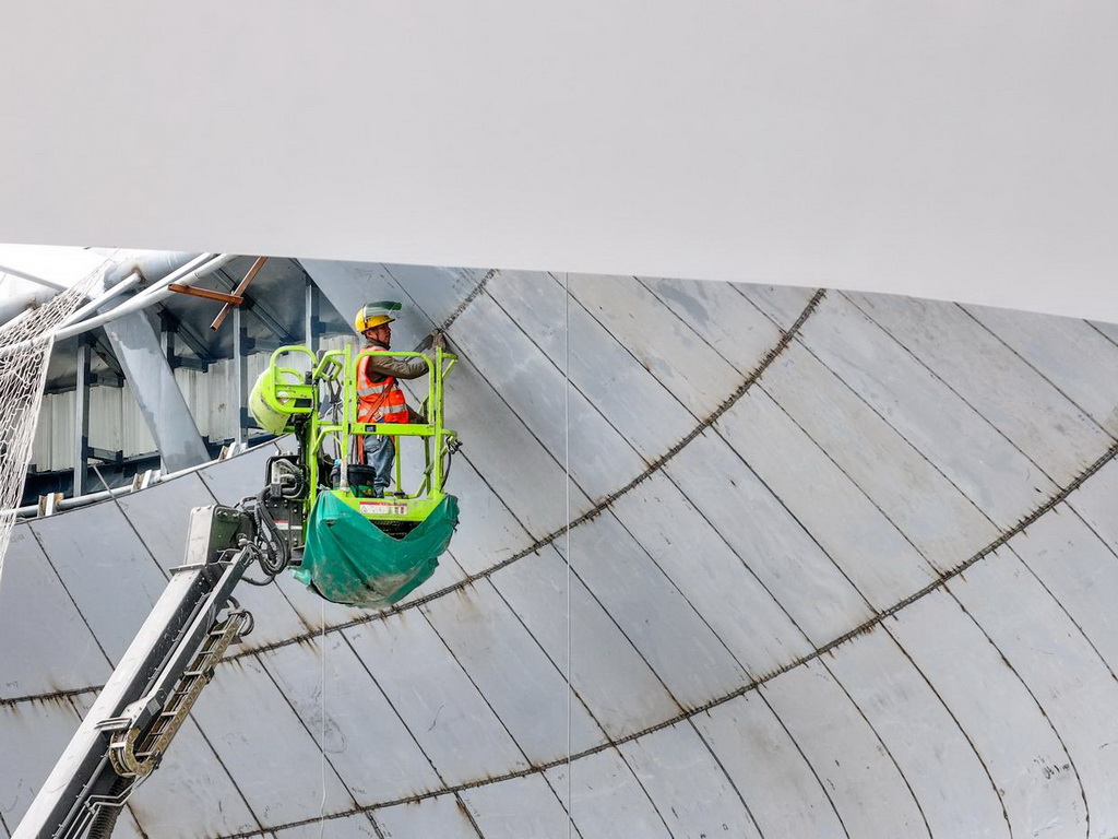 2月8日，工人在重慶東站工程項目現場施工。