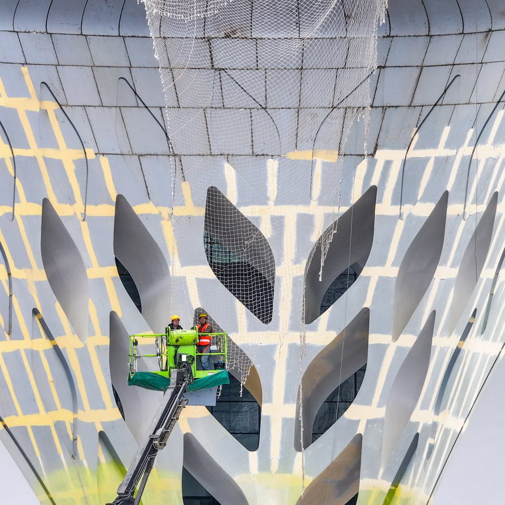 2月8日，工人在重慶東站工程項目現場施工。