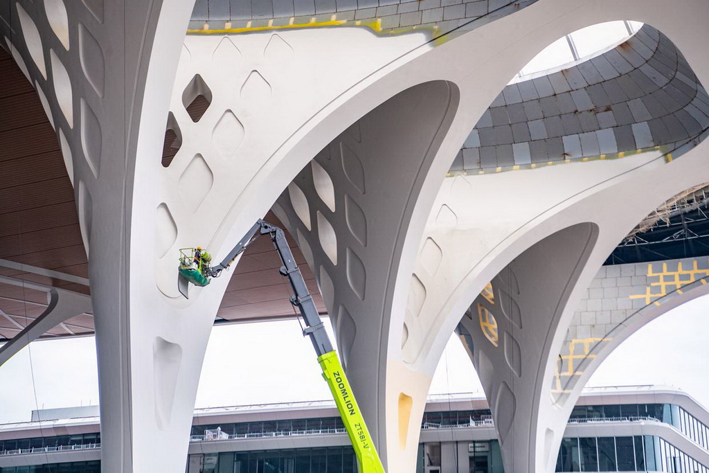 2月8日，工人在重慶東站工程項目現場施工。