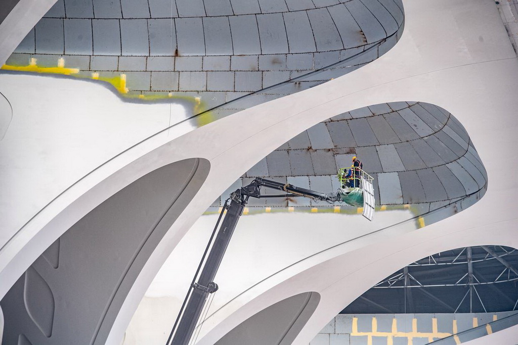 2月8日，工人在重慶東站工程項目現場施工。