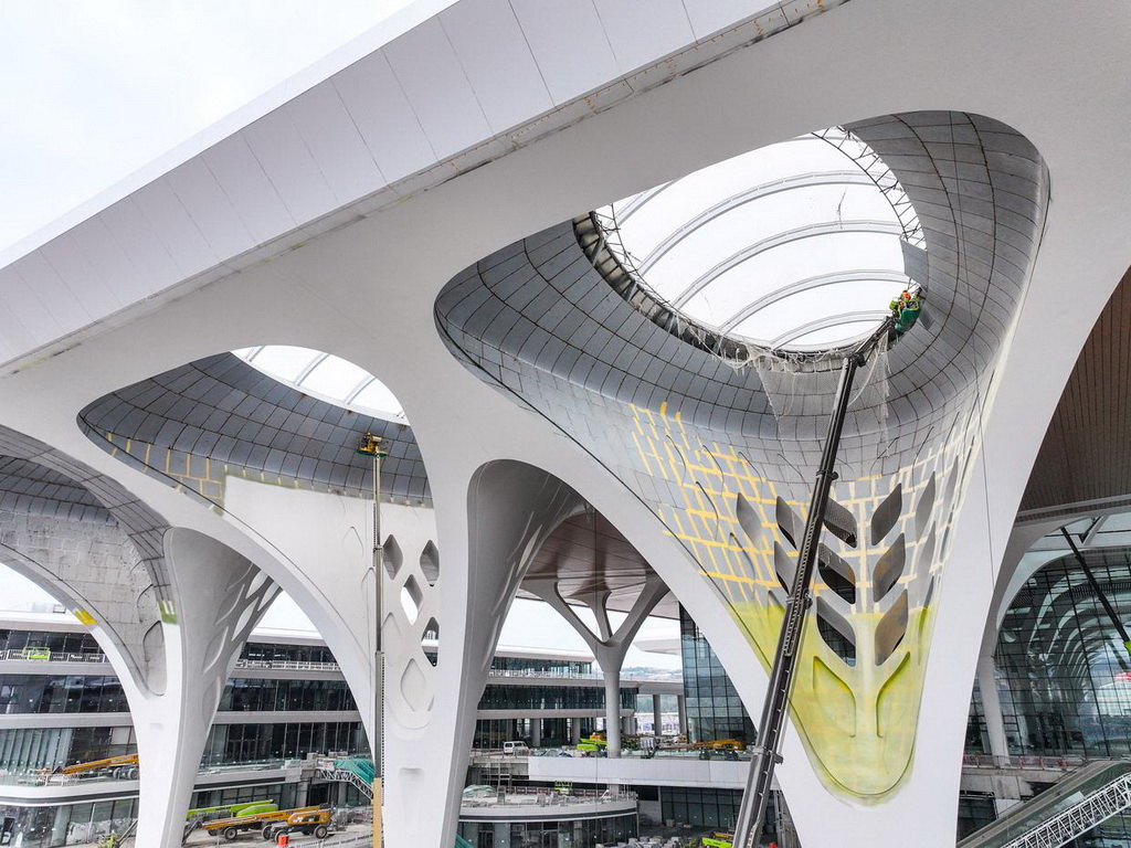 2月8日，工人在重慶東站工程項目現場施工。