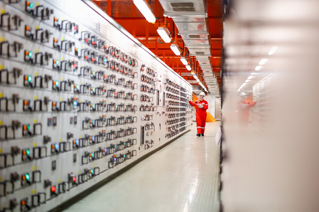 2月8日，工人在渤中26-6油田海上作業平臺檢查設備電力系統。