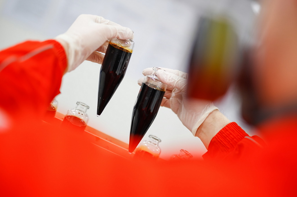 2月8日，工人在渤中26-6油田海上作業平臺進行原油化驗。