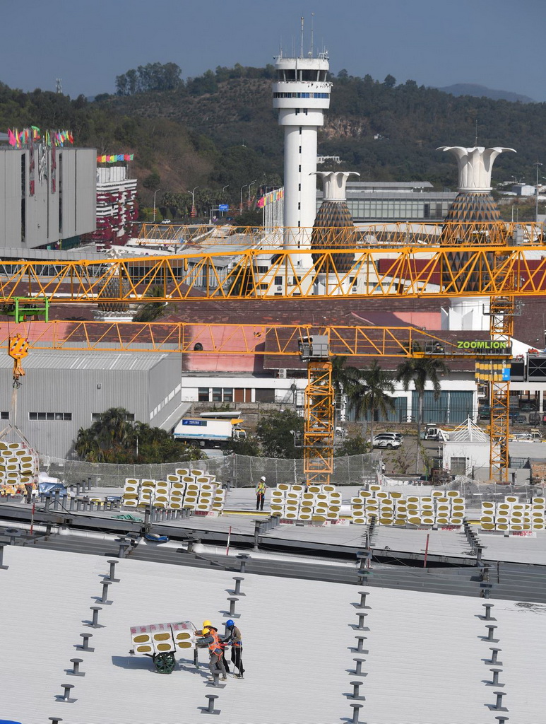 2月9日，在三亞鳳凰國際機場三期改擴建項目施工現場，工人在T3航站樓鋼結構屋頂施工。