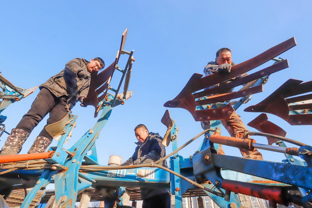 2月6日，河北省遵化市東新莊鎮一家農機合作社的駕駛員在檢修耕地設備。新華社發（劉滿倉攝）