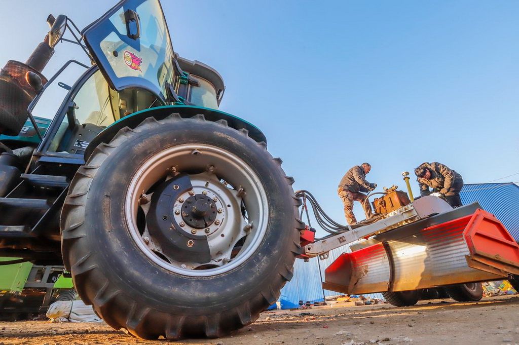 2月6日，河北省遵化市東新莊鎮一家農機合作社的駕駛員在檢修農機具。新華社發（劉滿倉攝）