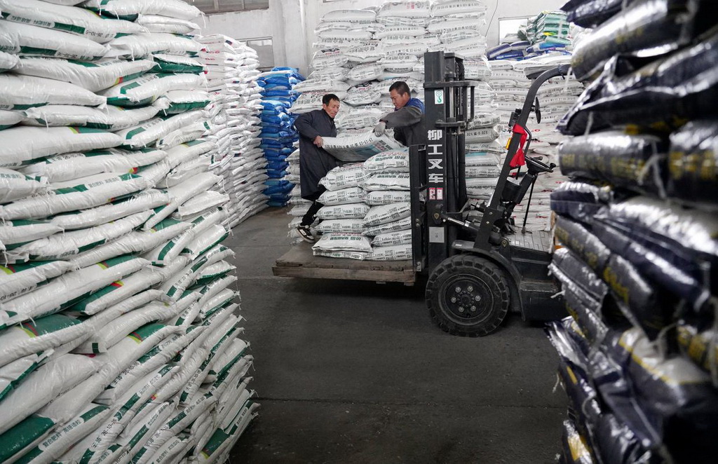2月7日，工人在浙江省樂清市豐年供銷有限公司農資倉庫搬運化肥。新華社發（蔡寬元攝）