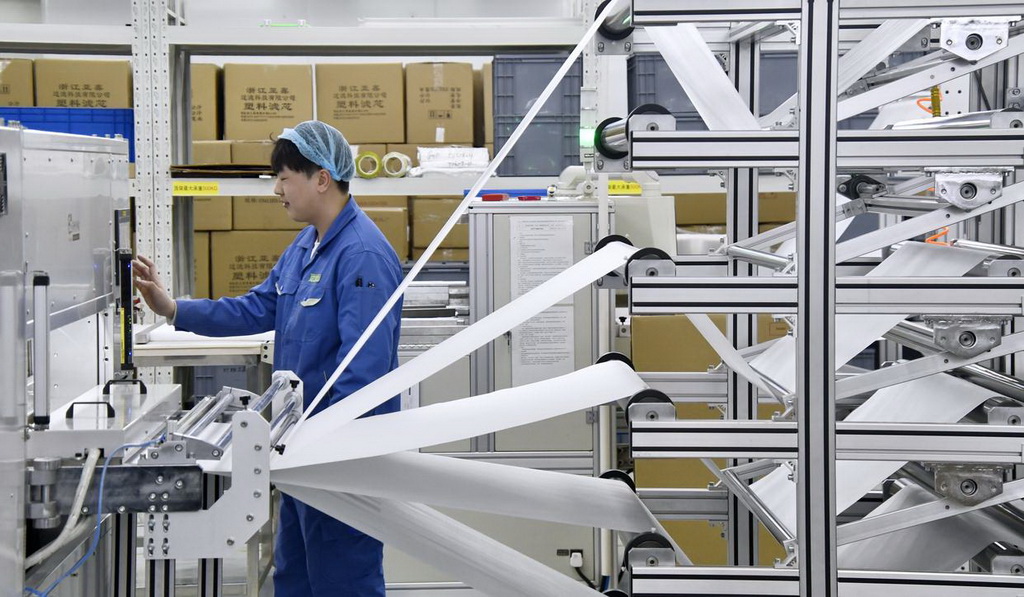 2月8日，工人在位于北京市大興區亦莊鎮的高科技企業普瑞奇科技有限公司高端流體過濾材料生產車間作業。