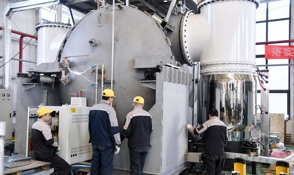 2月8日，在位于北京市大興區亦莊鎮的高科技企業中航天地激光科技有限公司，工人在安裝新設備。