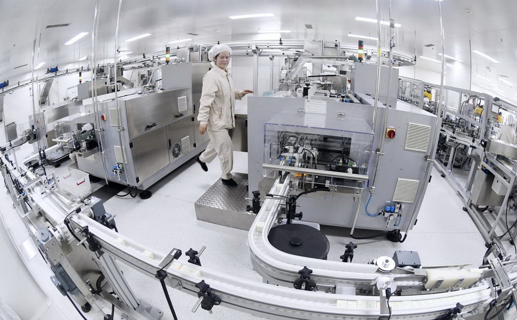 這是2月8日在位于北京市大興區生物制藥基地的北京同仁堂股份公司大興分廠拍攝的中成藥制藥流水線。