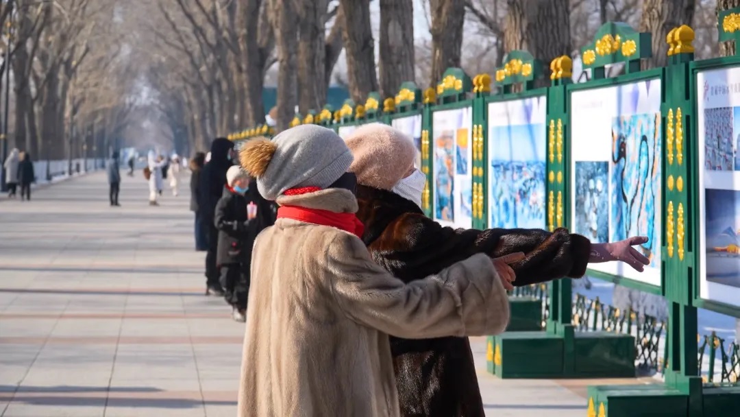 斯大林公園室外展區觀展現場。中國攝影報社供圖