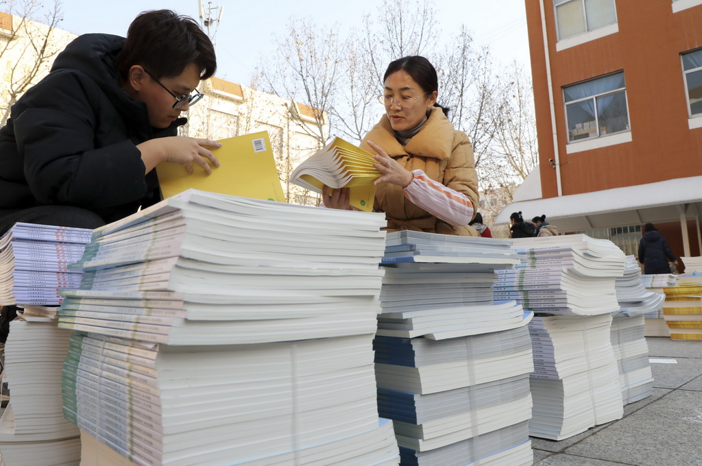 2月10日，山東省濱州市博興縣第一小學教師在清點新學期教材。新華社發（陳彬攝）