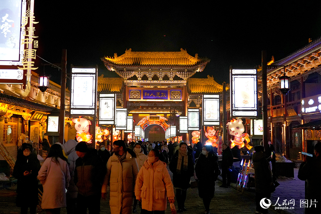 2025年2月9日，青海省西寧市湟源縣丹噶爾古城內舉辦元宵燈展，璀璨燈彩閃亮高原夜空。人民網 馬可欣攝