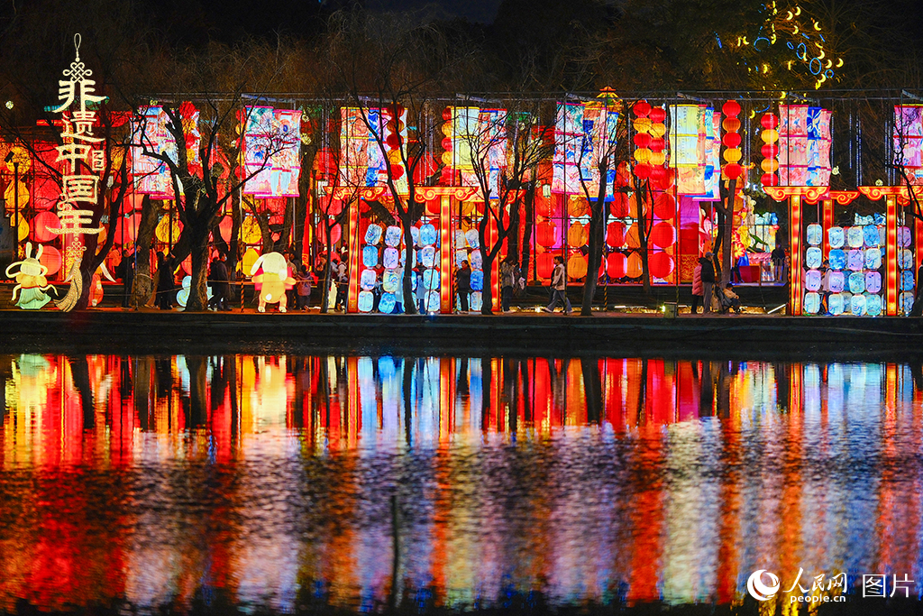 2025年2月9日，云南省昆明市大觀樓燈會，彩燈萬千，融合傳統與現代，展現云南風情，夜如白晝，節日氛圍濃厚，為市民帶來文化與視覺的雙重盛宴。人民網記者 莊志斌攝