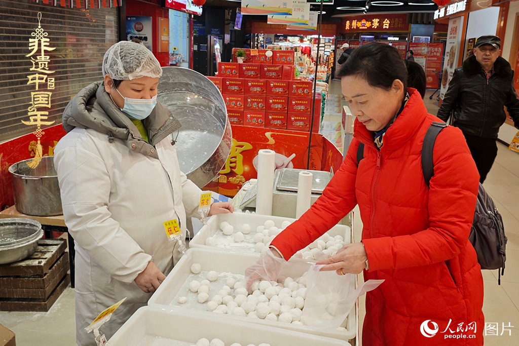 2025年2月10日，湖北武漢，市民在商場購買湯圓。人民網記者 張沛攝