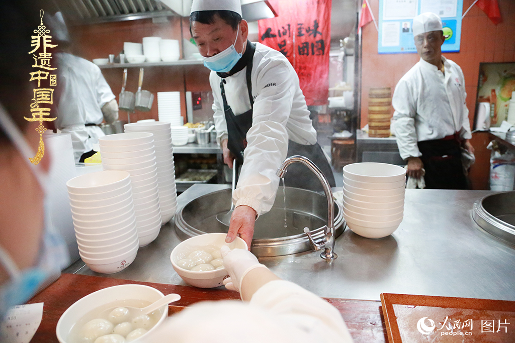 2025年2月11日午飯時分，上海豫園寧波湯團店門庭若市，師傅盛湯團一碗接一碗，忙得不可開交。人民網記者 龔莎攝