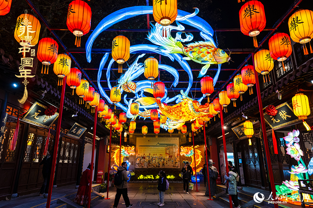 2025年2月10日傍晚，作為第39屆秦淮燈會主展區，江蘇南京夫子廟-秦淮風光帶化身為流光溢彩的燈火長卷，九曲回廊間，千盞秦淮花燈次第點亮。人民網 余樂攝