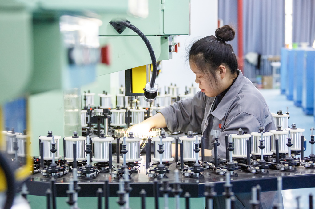 2月10日，在河南省商丘市睢縣科創產業園一電子線束生產廠家車間內，工人在生產線上趕制電子線束訂單。新華社發（徐澤源 攝）