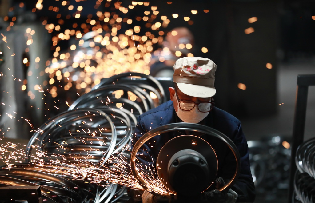 2月11日，在浙江省杭州市臨安區天目山鎮一家外貿企業，工人在對準備銷往海外的自行車鋼圈進行拋光作業。新華社發（胡劍歡 攝）