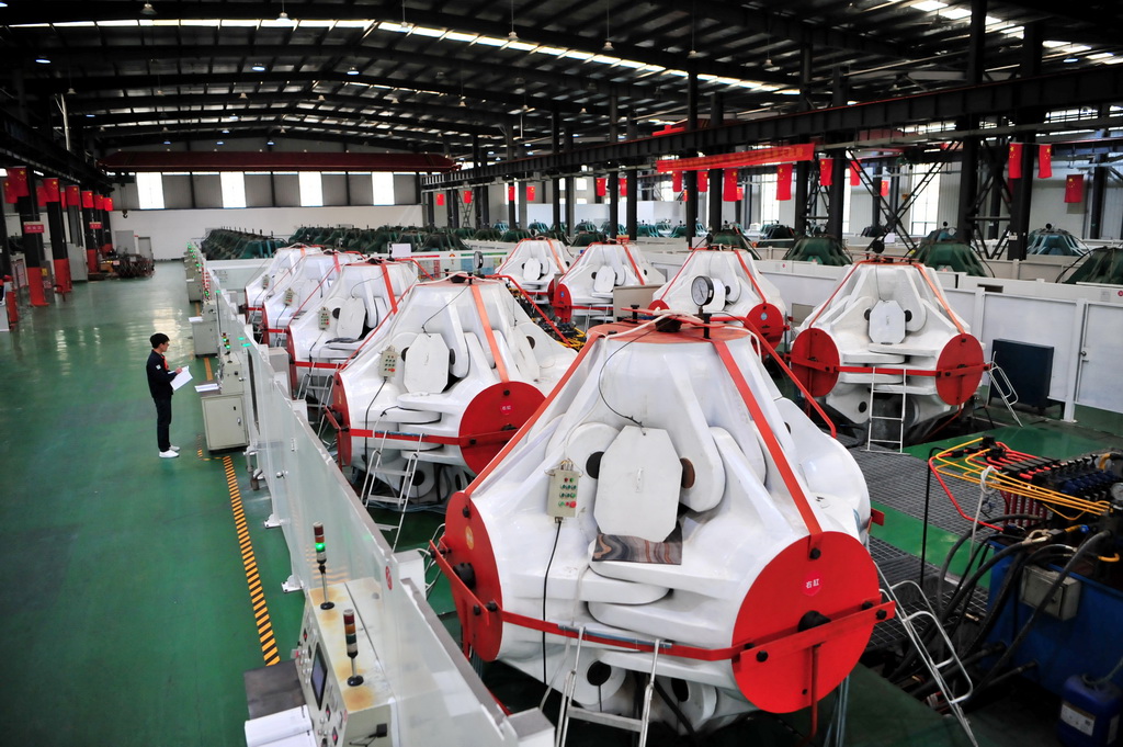 2月11日，湖北省宜昌市夷陵區一家鉆石生產加工企業的生產車間里，工人在查看記錄自動化設備六面頂壓機的實時數據。新華社發（張國榮 攝）