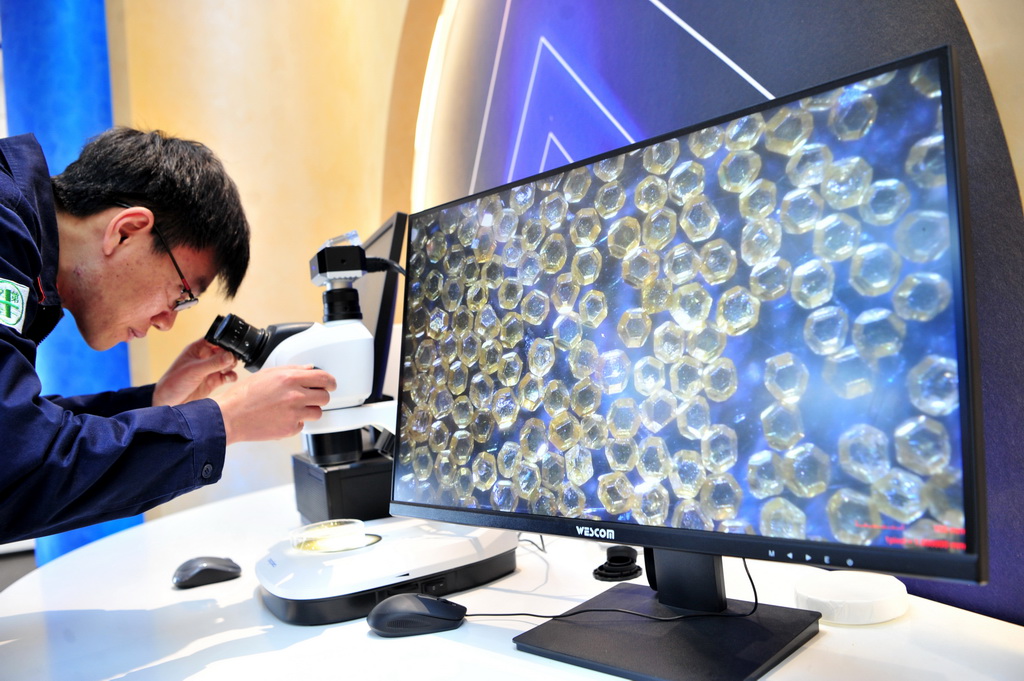 2月11日，在湖北省宜昌市夷陵區一家鉆石生產加工企業，工人在檢查金剛石單晶的質量。新華社發（張國榮 攝）