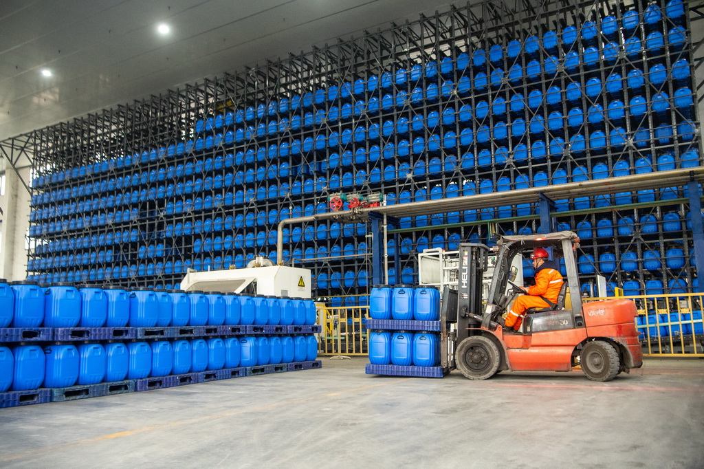 2月11日，在重慶市長壽區的中國石化川維化工VAE（醋酸乙烯-乙烯共聚乳液）項目，工作人員在轉運產品。新華社記者 唐奕 攝