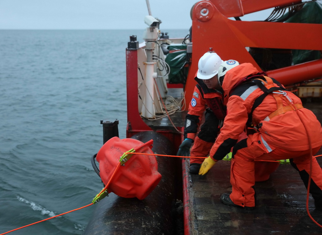 2月4日，考察隊員將潛標放入海中。在海里放置的一年中，潛標將不斷收集海洋數據，直到來年被回收。新華社記者 黃韜銘 攝