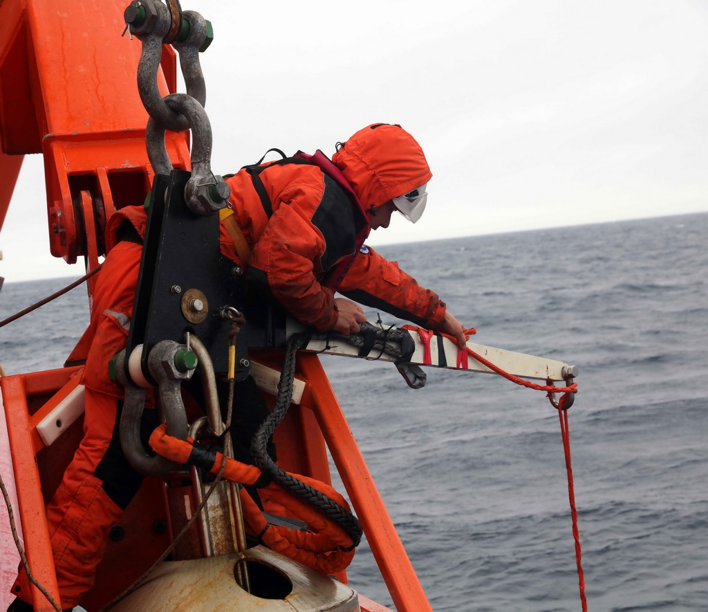 2月9日，考察隊員許浩在調試重力柱釋放設備。垂直觸底后，重力柱將收集海底沉積物樣本以供研究。新華社記者 黃韜銘 攝