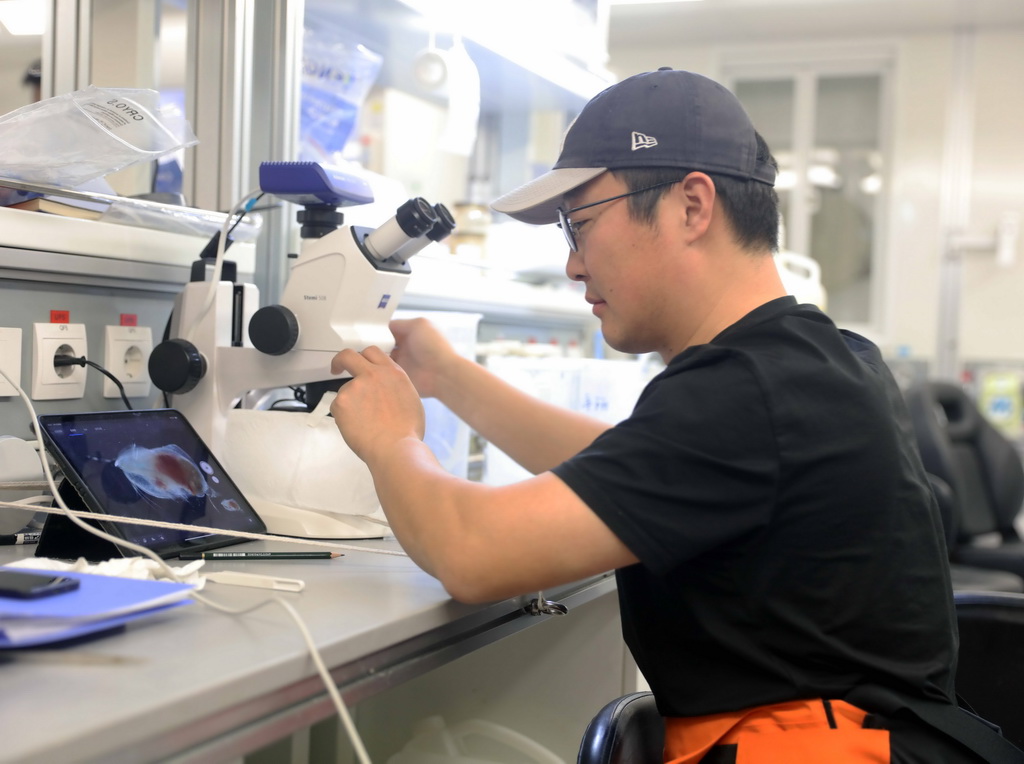 2月2日，考察隊員遲旭朋使用顯微鏡拍攝南極浮游動物樣本。新華社記者 黃韜銘 攝