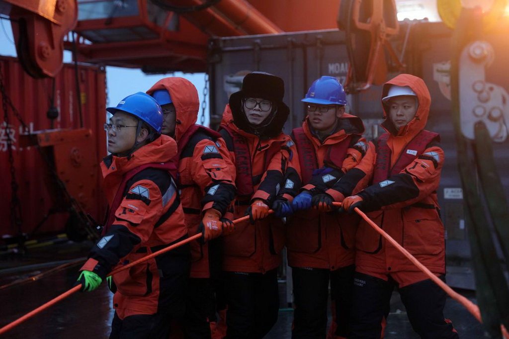 2月4日，考察隊員們在控制潛標釋放速度。在海里放置的一年中，潛標將不斷收集海洋數據，直到來年被回收。新華社記者 黃韜銘 攝