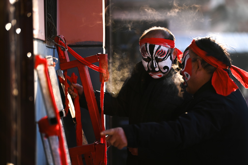 2月10日，隴縣北關村挈社火隊成員在挑選演出道具。