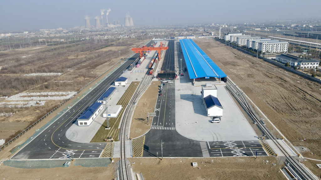 2月13日拍攝的安徽（阜陽）鐵路國際物流港（無人機照片）。