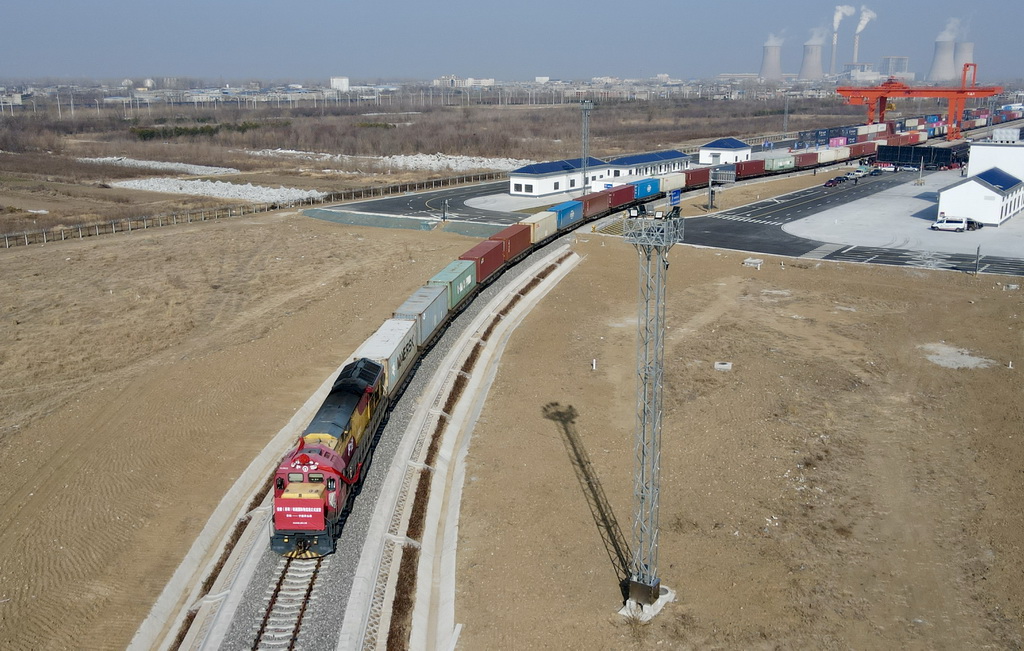 2月13日，81315次集裝箱班列從安徽（阜陽）鐵路國際物流港駛出（無人機照片）。